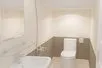 Bồn cầu nắp ngồi rơi êm cho bạn thoải mái hơn.