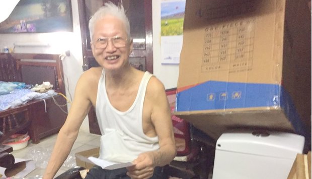 Cụ ông 80 tuổi mua hàng online. Tại sao không?