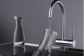 Vòi rửa điểm nhấn trong không gian nhà bếp.