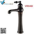 Vòi chậu nóng lạnh đồng thau màu đen Haduvico VR048