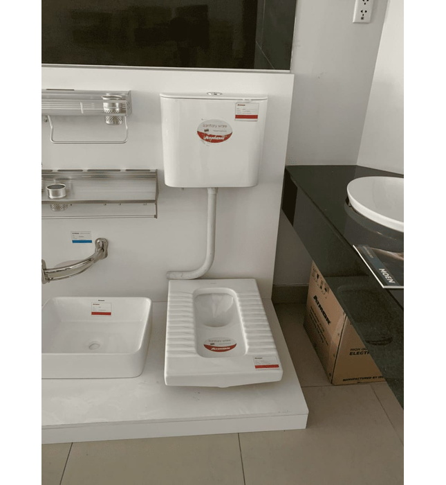 Két nước xí xổm treo tường xả nhấn ATMOR AT4406