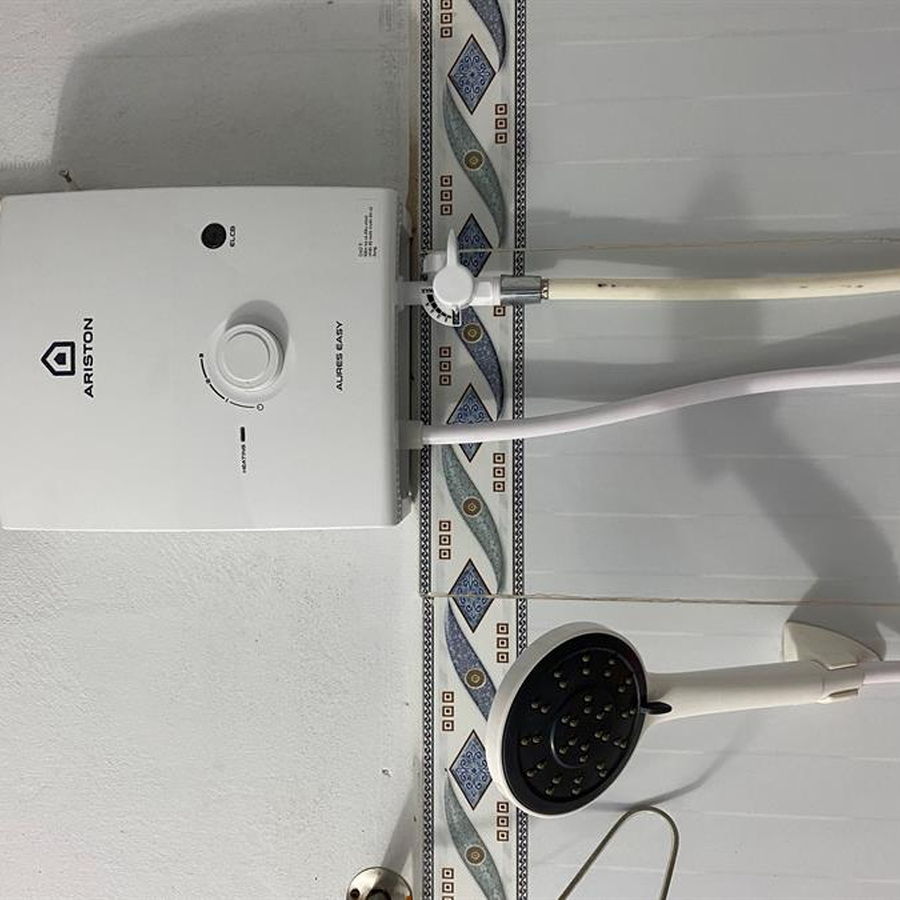 Bình nước nóng trực tiếp Ariston Aures Easy 4.5P ( có bơm )