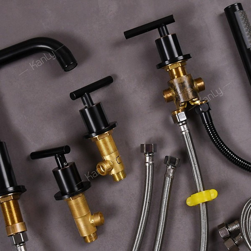 Sen bồn tắm gắn bồn 5 lỗ nóng lạnh bằng đồng màu đen Kanly GCB09B