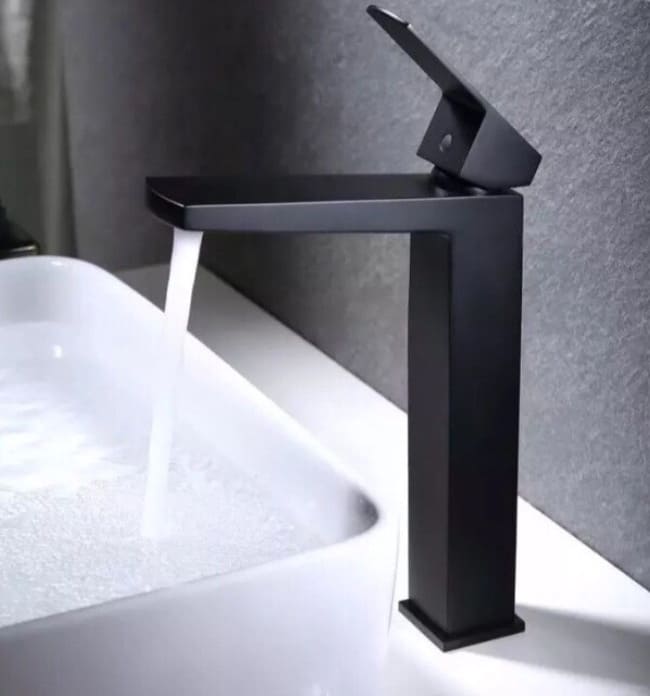 Vòi chậu rửa mặt đen cao 30cm Clean Max V65H