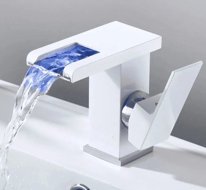 Vòi nước kết hợp đèn LED, công nghệ cảm biến nhiệt Clean Max VLED1512