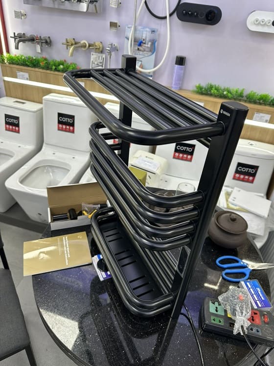 Giàn sấy khăn mặt khăn tắm màu đen Miken G900B