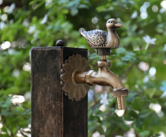 Vòi nước lạnh bằng đồng cổ gắn tường Kanly GCT02 