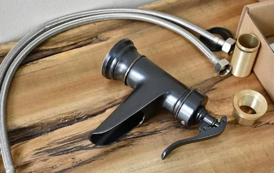 Vòi lavabo nóng lạnh màu đen Kanly GCV04B 