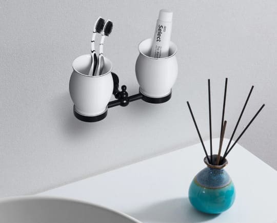 Giá để cốc đôi bằng đồng màu đen Kanly GCK08B 