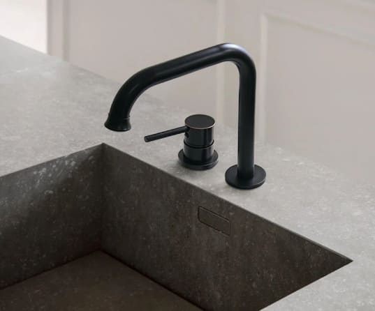 Vòi lavabo nóng lạnh màu đen âm bàn Kanly GCC40B