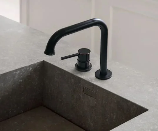Vòi lavabo nóng lạnh màu đen âm bàn Kanly GCC40B 