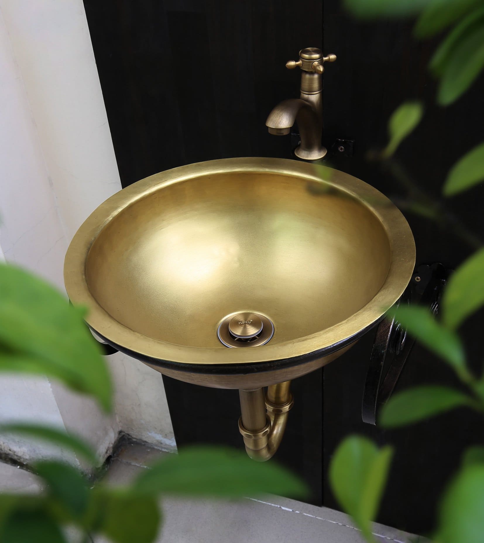 Lavabo bằng đồng tại khu vực nhà dân ở chương mỹ