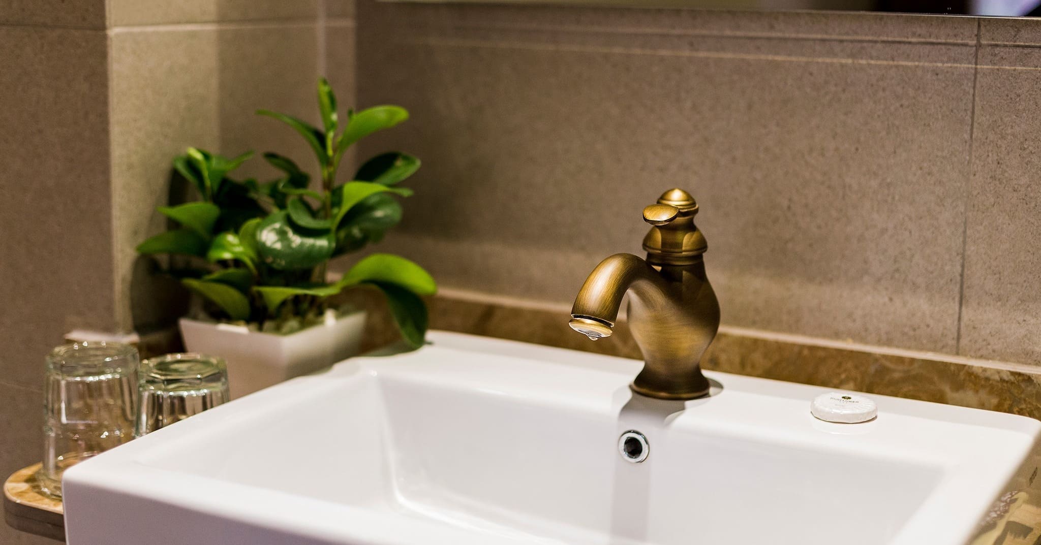 Vòi chậu bằng đồng Haduvico tại nhà phố, biệt thự các khu vực Phù Lưu Tế, Xuy Xá, Hợp Thanh.