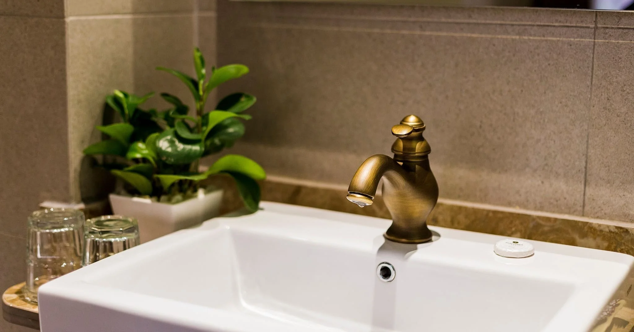 Vòi chậu bằng đồng Haduvico tại nhà phố, biệt thự các khu vực Phù Lưu Tế, Xuy Xá, Hợp Thanh.