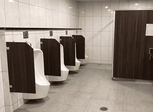 Bồn tiểu nam Jomoo tại tòa nhà văn phòng cao cấp quận Hoàn Kiếm.