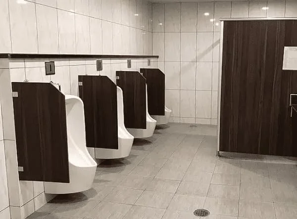 Bồn tiểu nam Jomoo tại tòa nhà văn phòng cao cấp quận Hoàn Kiếm.