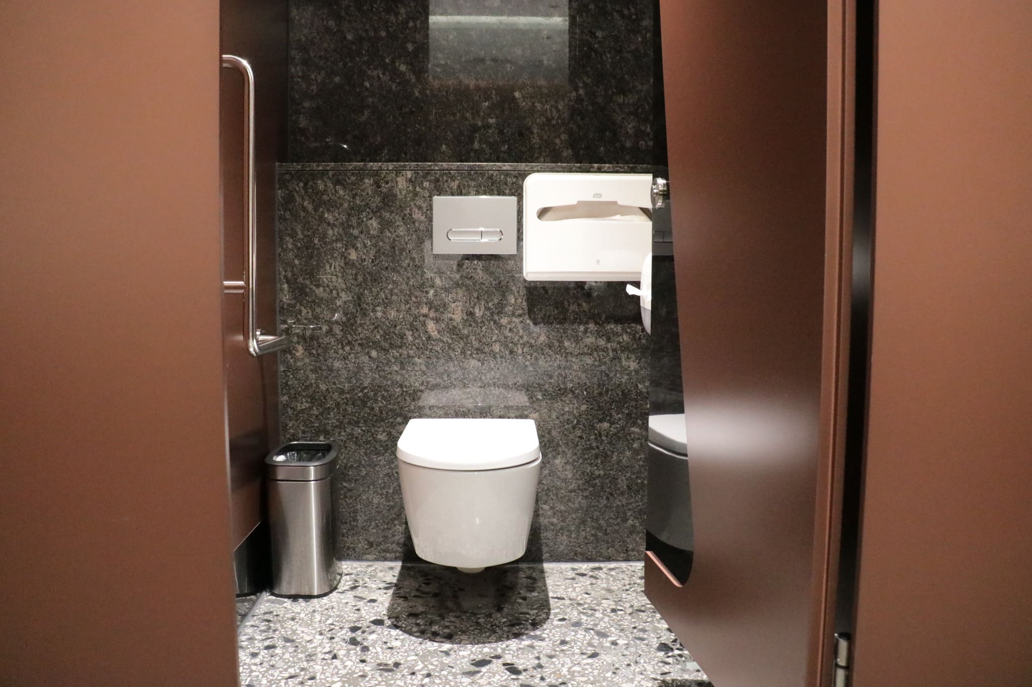 Thiết bị vệ sinh Jomoo tại trung tâm thương mại, tòa nhà văn phòng tại quận Hai Bà Trưng.