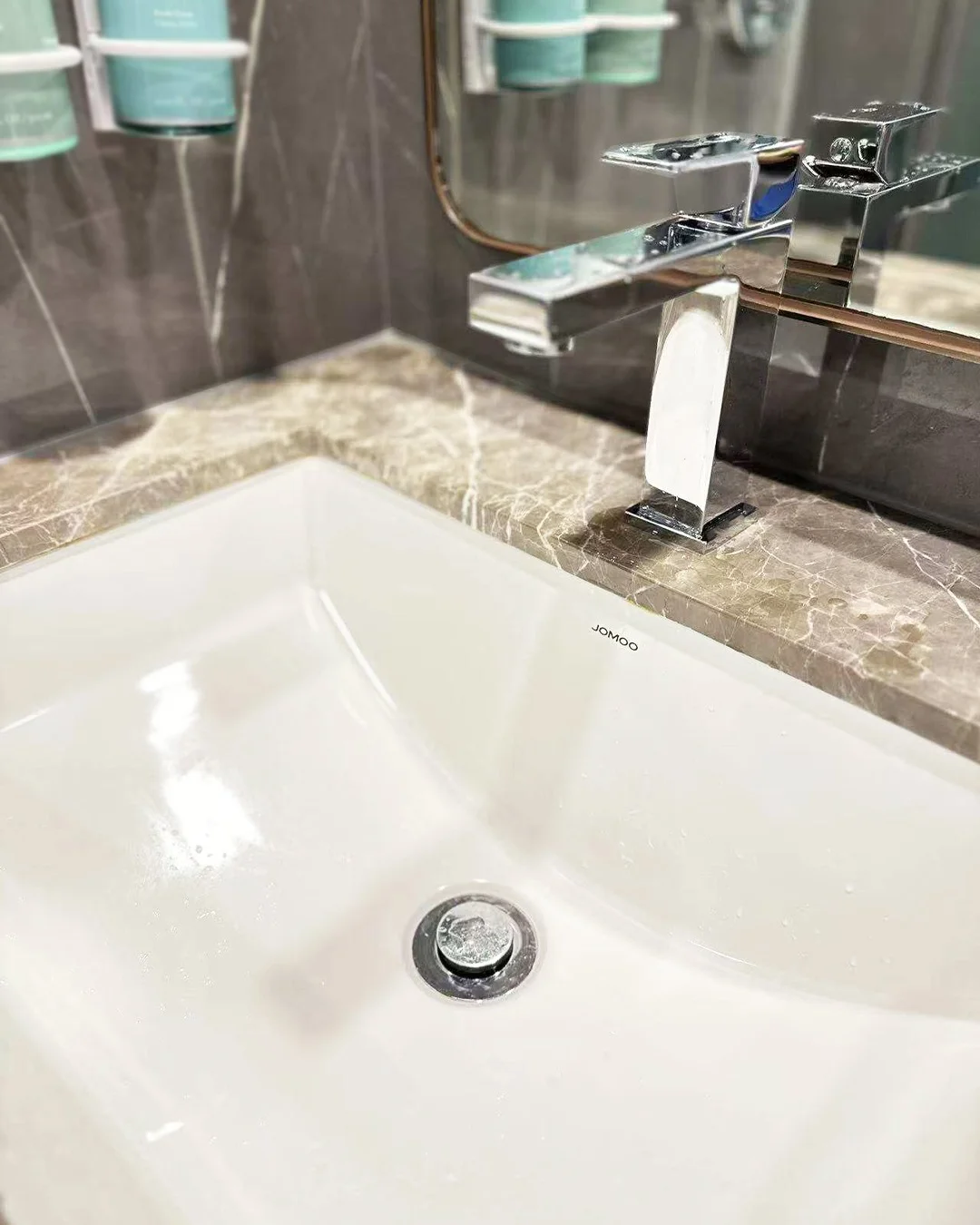 Chậu rửa kết hợp vòi Jomoo tại khách sạn, nhà hàng cao cấp tại đường Phạm Hùng, Dương Đình Nghệ.