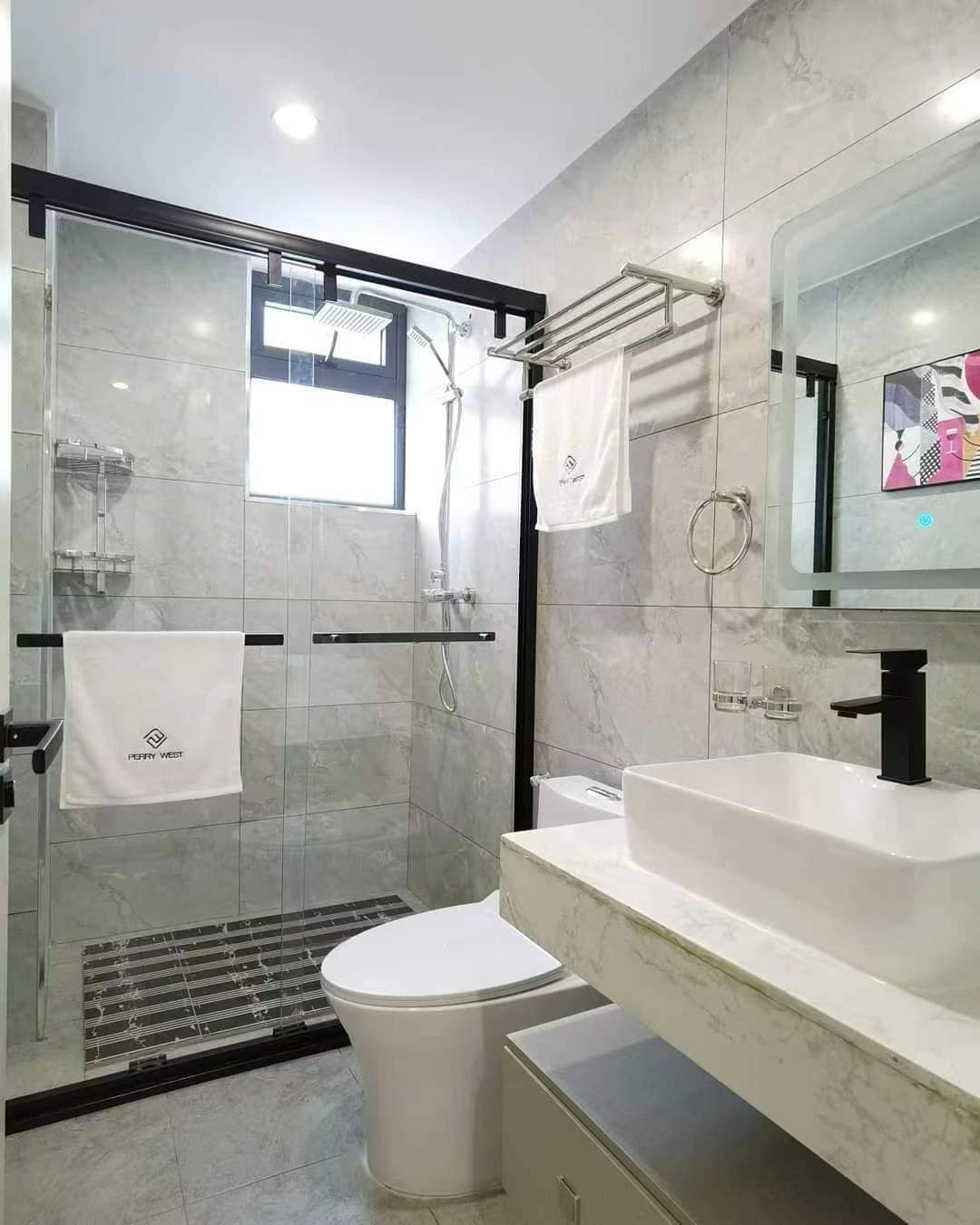 Thiết bị vệ sinh Jomoo tại căn hộ chung cư cao cấp tại Vinhomes Riverside, khu đô thị Ciputra.  