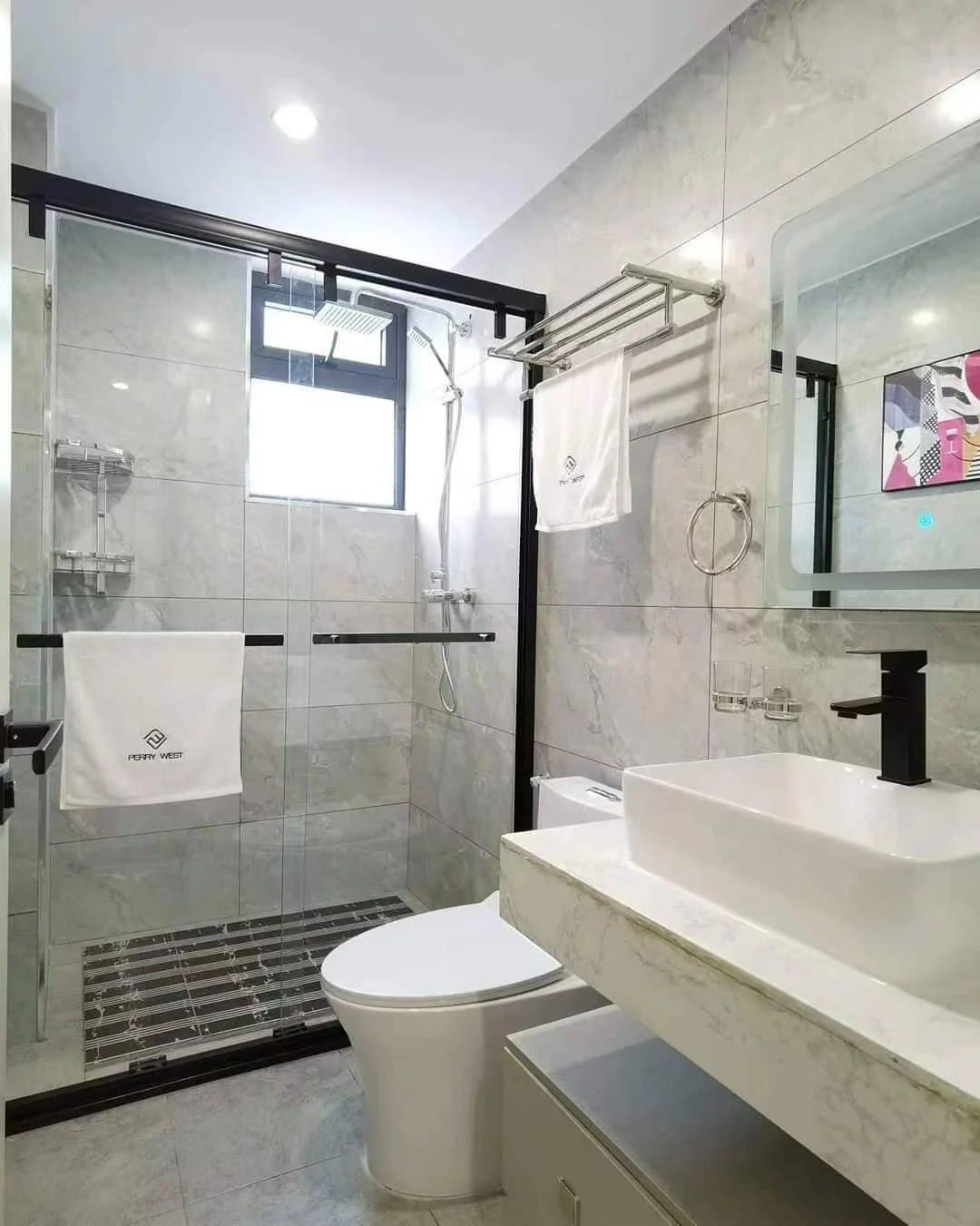 Thiết bị vệ sinh Jomoo tại căn hộ chung cư cao cấp tại Vinhomes Riverside, khu đô thị Ciputra.  