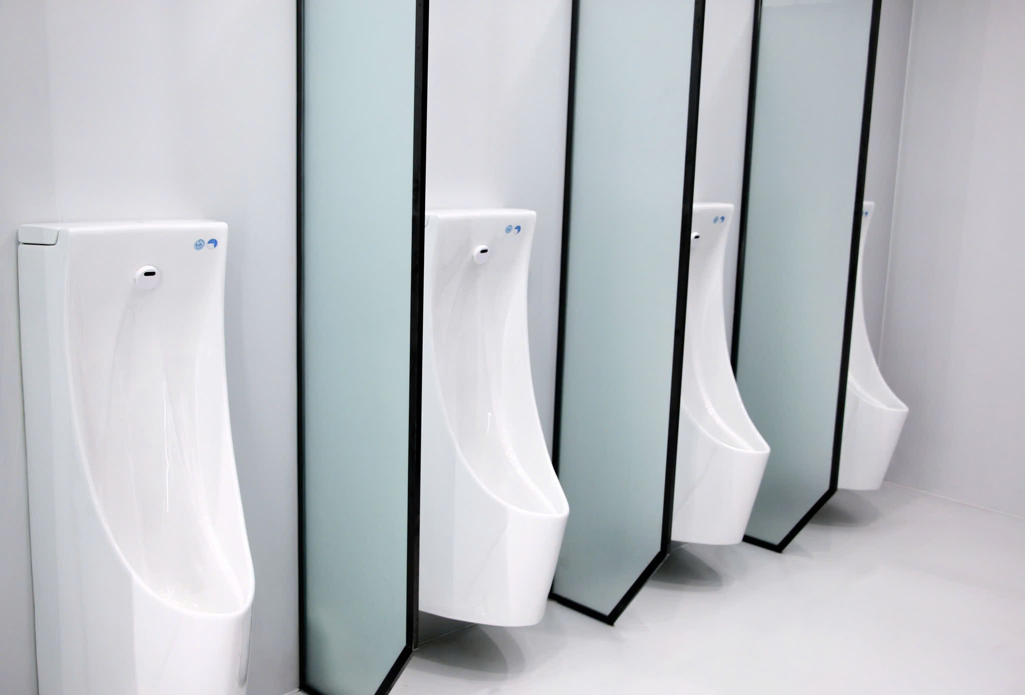 Bồn tiểu treo tường Jomoo tại tòa nhà văn phòng trung tâm thương mại tại Quang Trung, Kiến Hưng