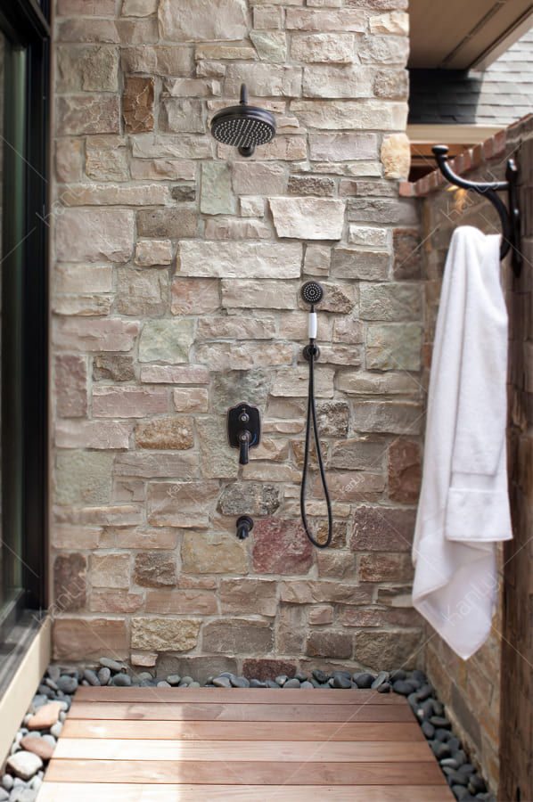 Sen tắm âm tường Jomoo tại nhà vườn sinh thái tại khu Đường Lâm cổ kính