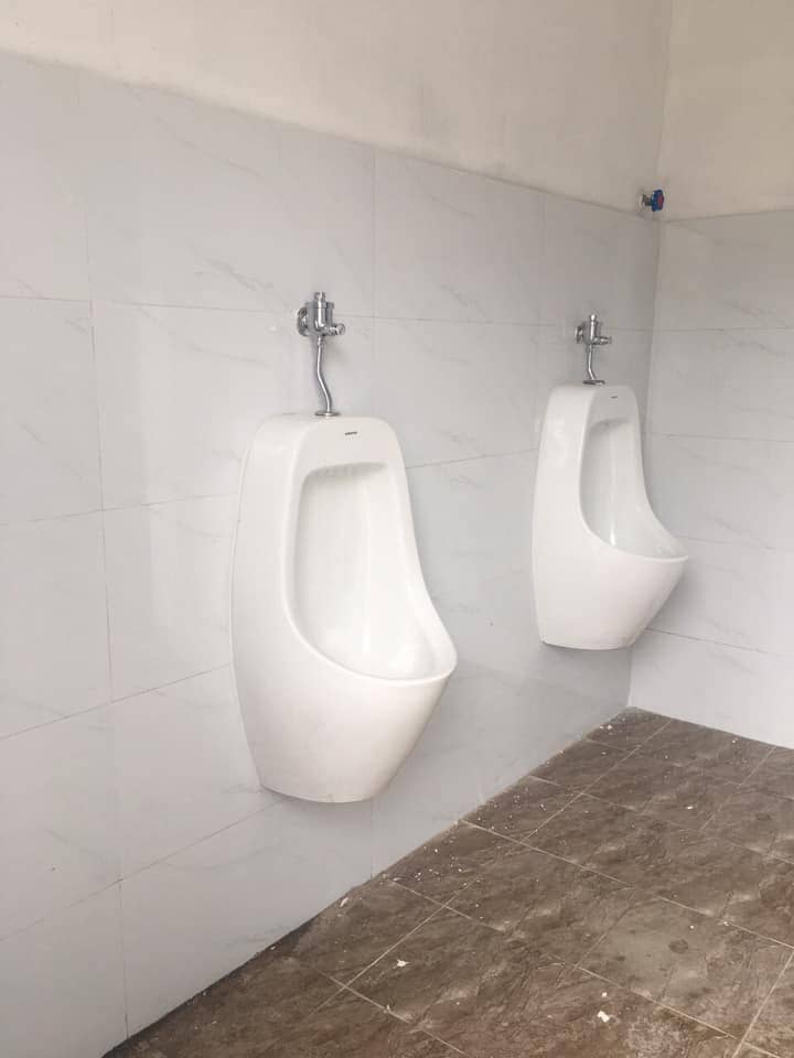 Bồn tiểu nam Jomoo tại khách sạn nhà hàng cao cấp tại Phương Đình, Song Phượng.  