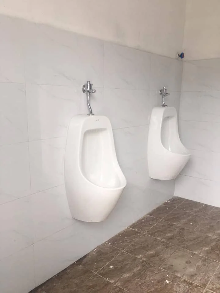 Bồn tiểu nam Jomoo tại khách sạn nhà hàng cao cấp tại Phương Đình, Song Phượng.  