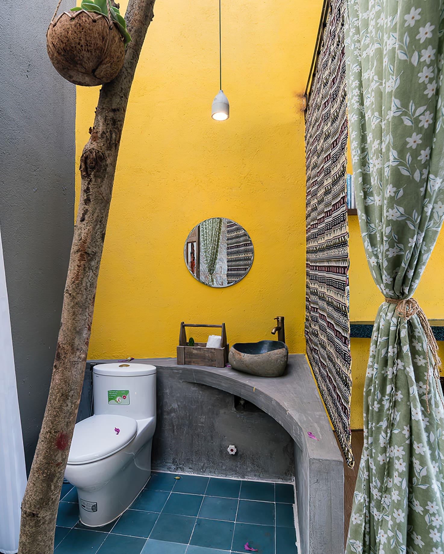 Bồn cầu Jomoo tại nhà vườn, khu sinh thái tại xã Hoàng Văn Thụ, Trung Hòa.