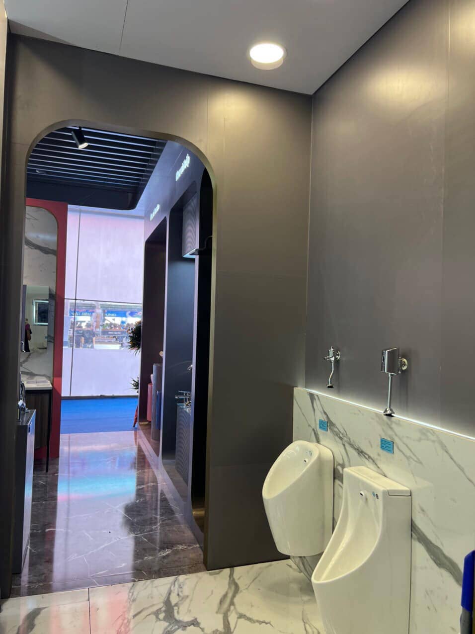 Bồn tiểu treo tường Jomoo tại nhà hàng khách sạn khu vực Trạm Trôi La Phù 