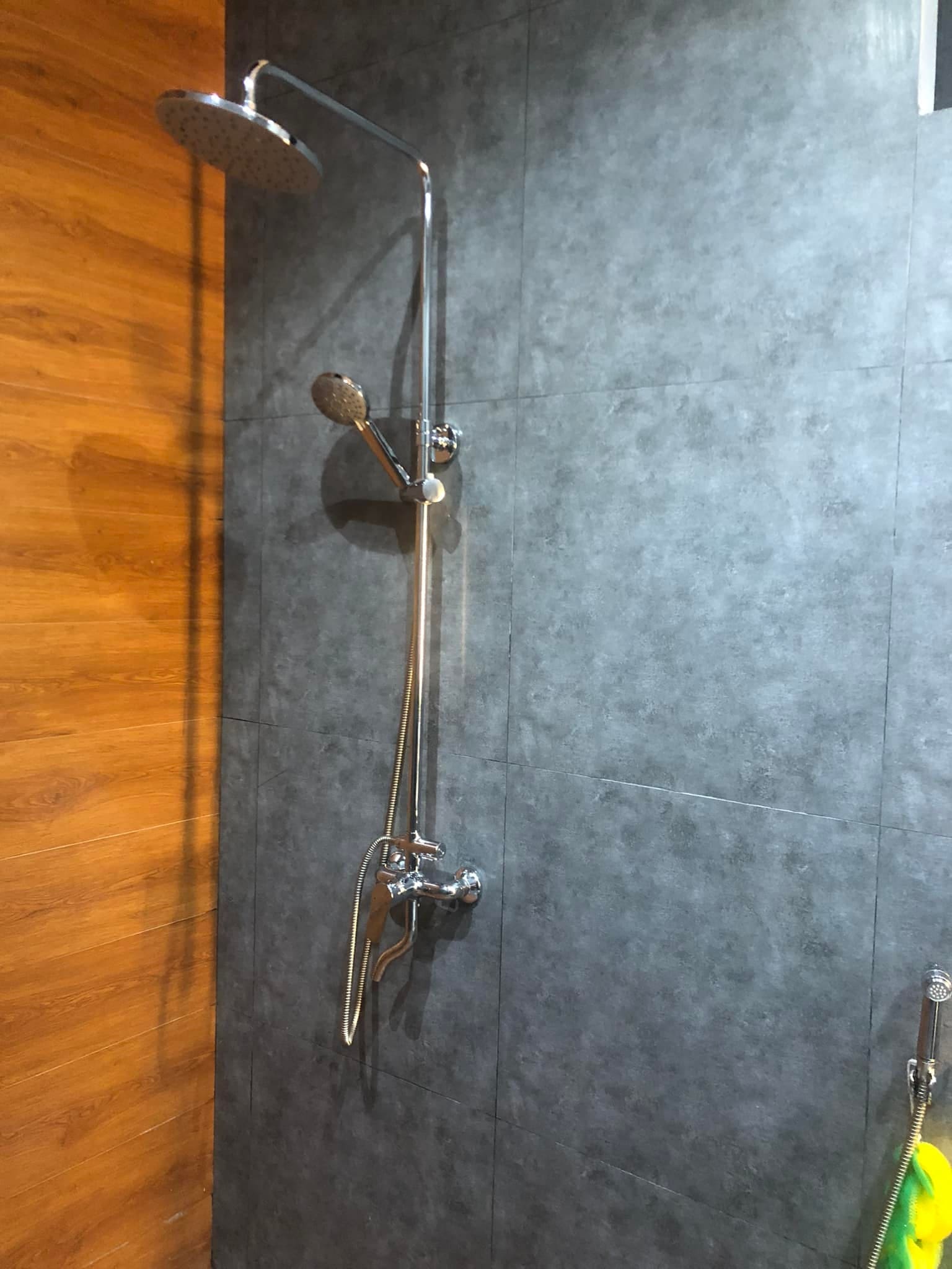 Sen tắm cây đứng Jomoo tại nhà phố khu xã Hương Sơn, Lê Thanh.