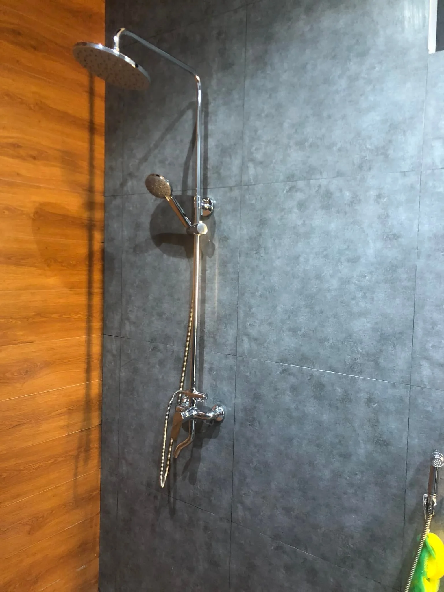 Sen tắm cây đứng Jomoo tại nhà phố khu xã Hương Sơn, Lê Thanh.