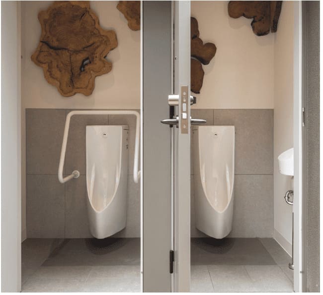 Bồn tiểu cảm ứng treo tường tại khách sạn, nhà hàng các khu dân cư mới ở xã Duyên Hà, Thanh Liệt.