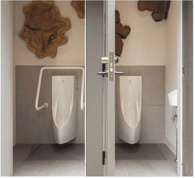 Bồn tiểu cảm ứng treo tường tại khách sạn, nhà hàng các khu dân cư mới ở xã Duyên Hà, Thanh Liệt.