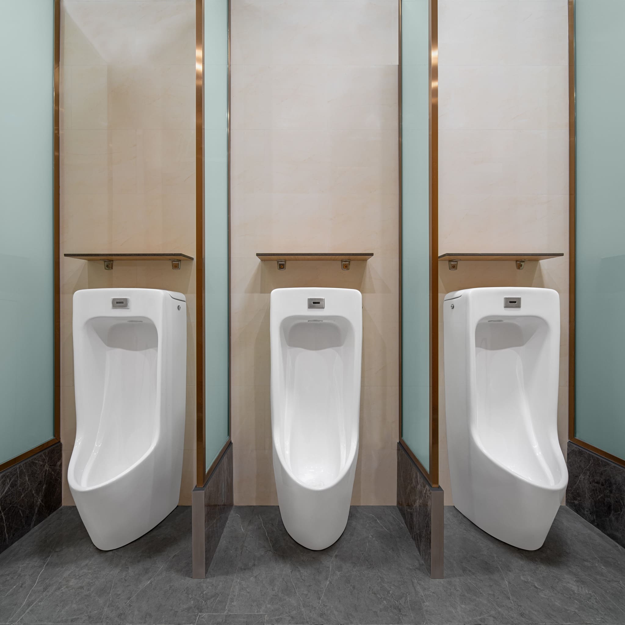 Bồn tiểu nam tiểu treo tường tại khu sinh thái Hồ Đồng Quan, khu du lịch sinh thái Hàm Lợn.