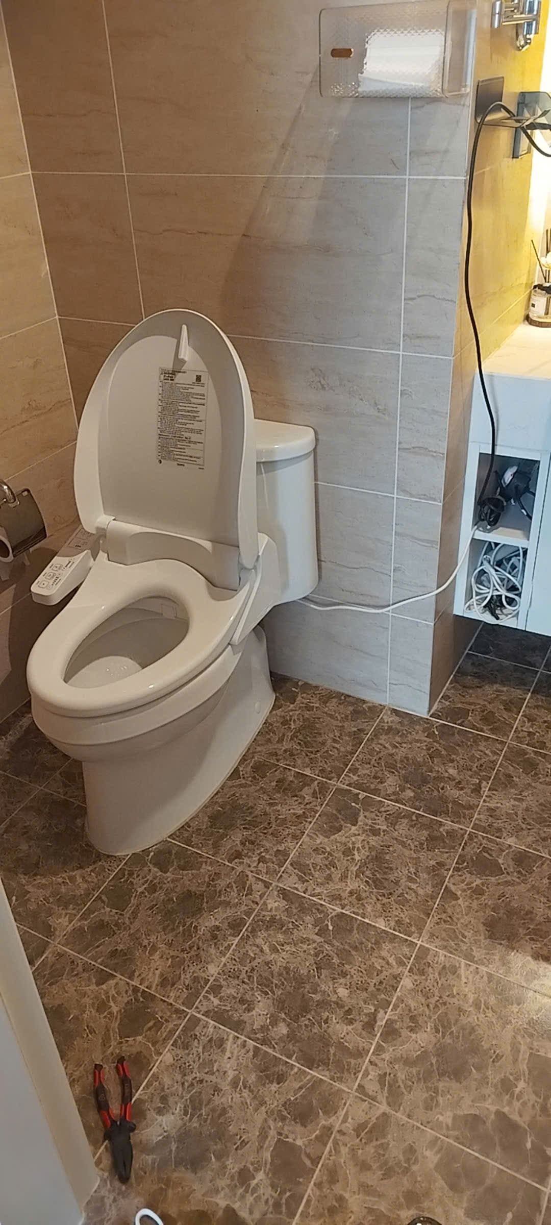 Bồn cầu nắp điện tử TOTO tại nhà phố khui Minh Khai, Bạch Mai.