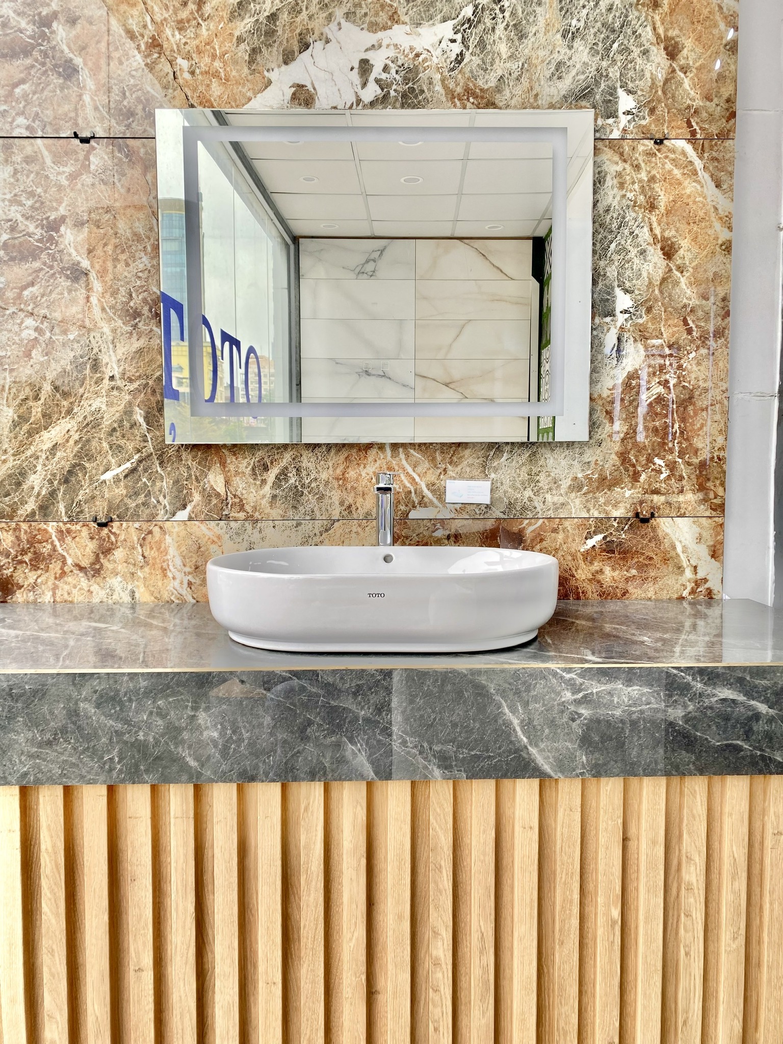 Lavabo và vòi ToTo tại nhà hàng cao cấp khu phố cổ Tràng Tiền, Hàng Gai