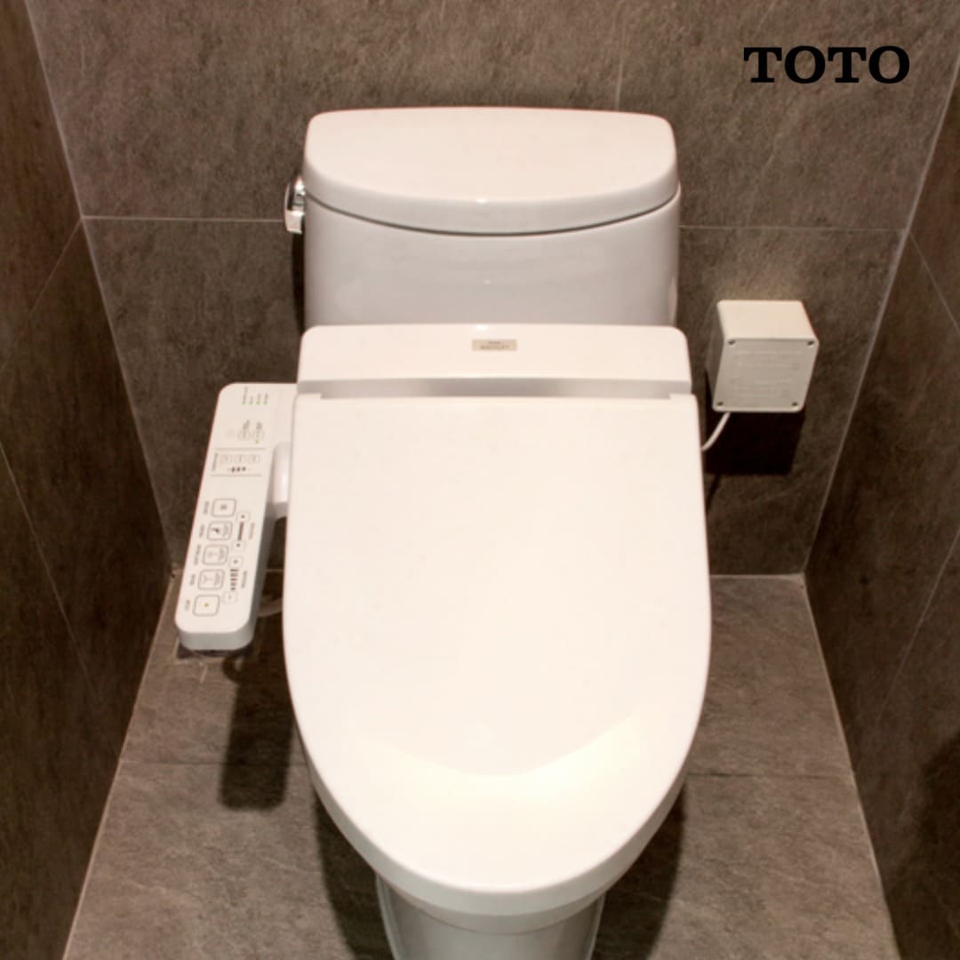 Bồn cầu kết hợp nắp điện tử TOTO tại căn hộ chung cư cao cấp tại Vinhomes Gardenia Hàm Nghi