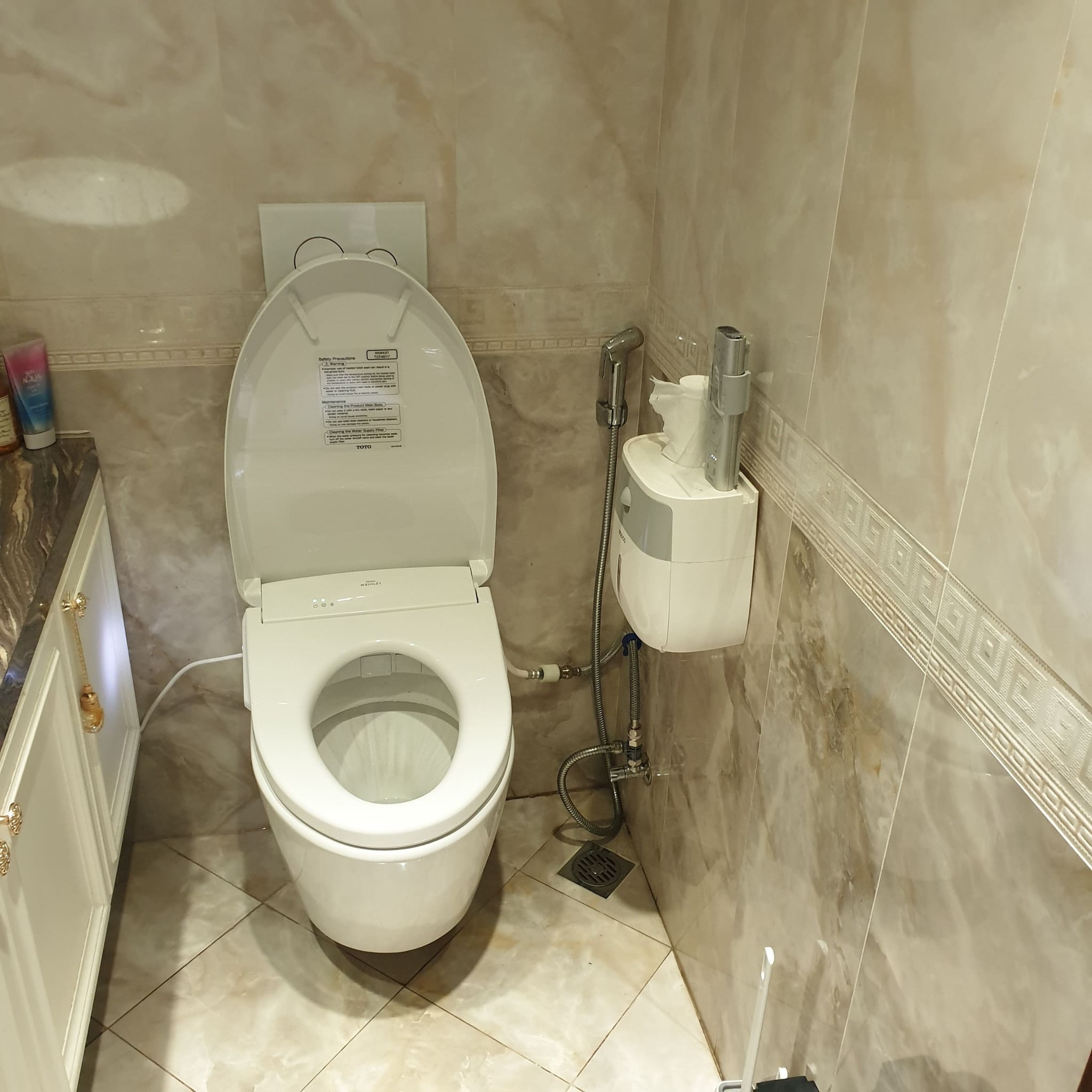 Bồn cầu treo tường TOTO tại hộ nhà dân tại Cổ Nhuế, Phú Diễn.