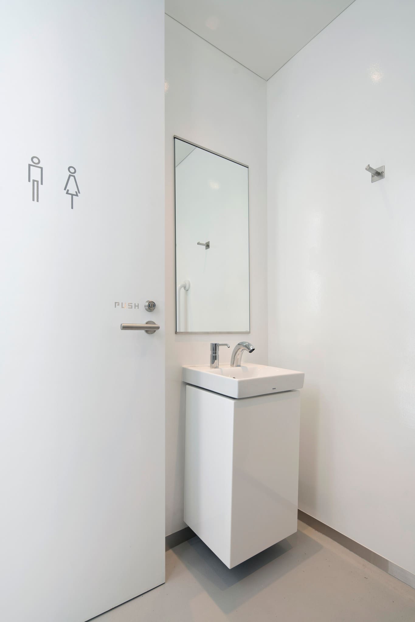 Lavabo TOTO tại khách sạn, nhà hàng cao cấp tại đường Phạm Hùng, Dương Đình Nghệ