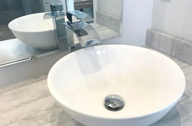Chậu bàn đá Miken tại nhà phố tại Ngọc Hà lắp sen cây và chậu rửa Miken