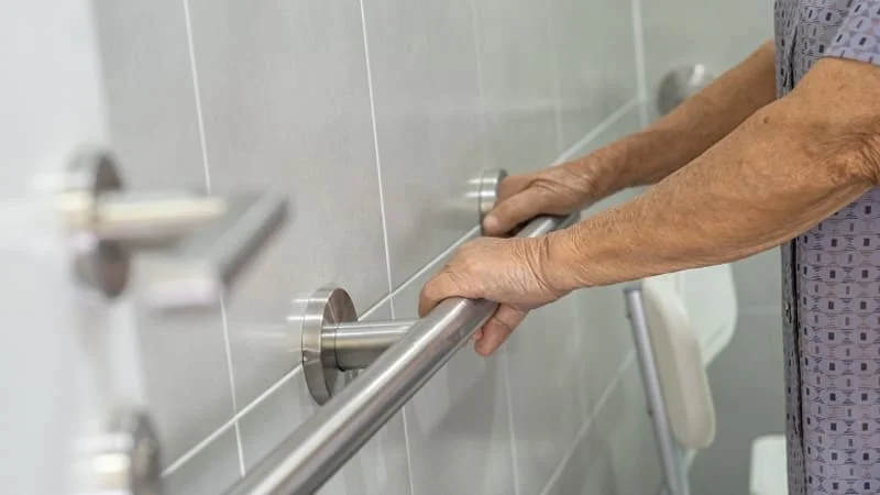 Thanh vịn nhà tắm Miken tại nhà danNhà dân tại khu vực Phường Hàng Bông