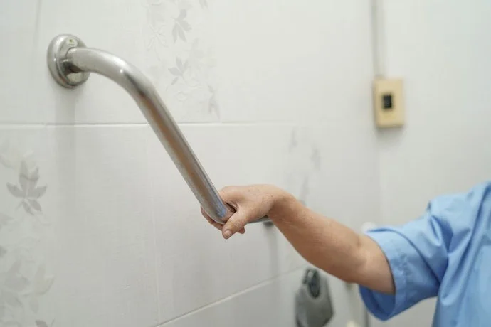 Thanh vịn nhà tắm Miken tại trung tâm chăm sóc sức khỏe người già phường Mộ Lao