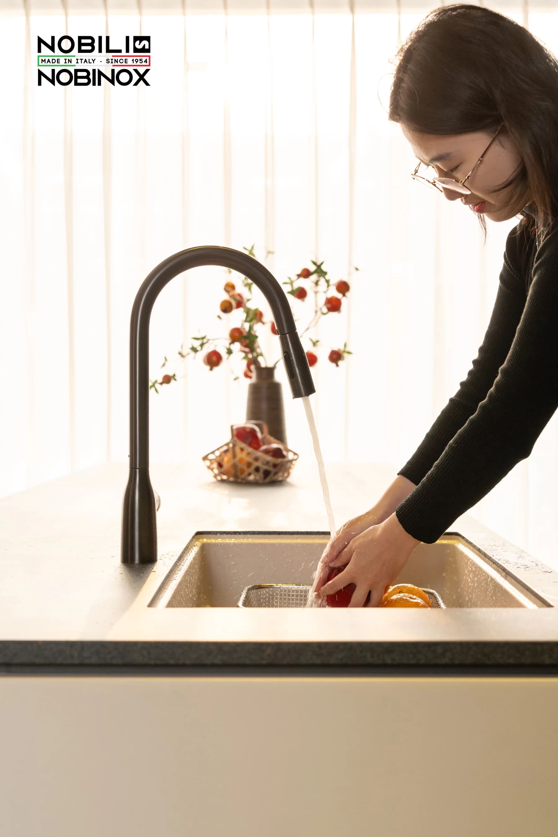 Vòi rửa chén bán Nobili NB308G màu đen dây rút