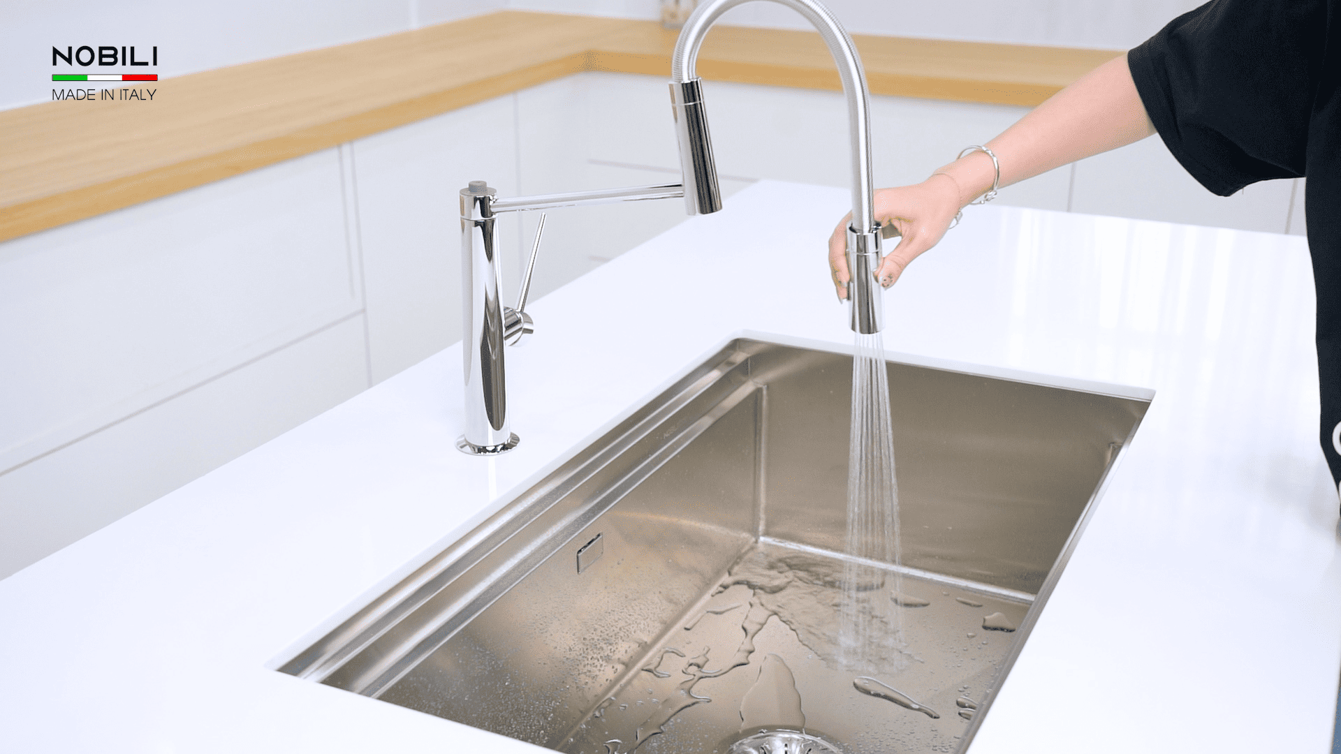 Vòi rửa bát Nobili Lavante NB303 có thể xoay nối dài