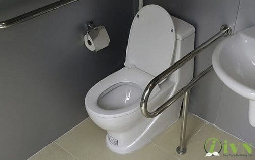 Tay vin nhà tắm Miken lắp tại trung tâm chăm sóc người già tại xã Xuân Canh