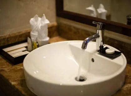 Chậu đặt bàn Caesar tại tòa nhà văn phòng tại Nguyễn Du, Thanh Nhàn.