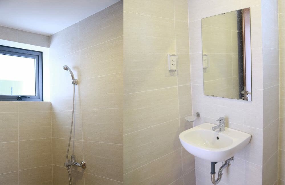 Thiết bị vệ sinh Caesar tại nhà phố tại Minh Khai, Bạch Mai.