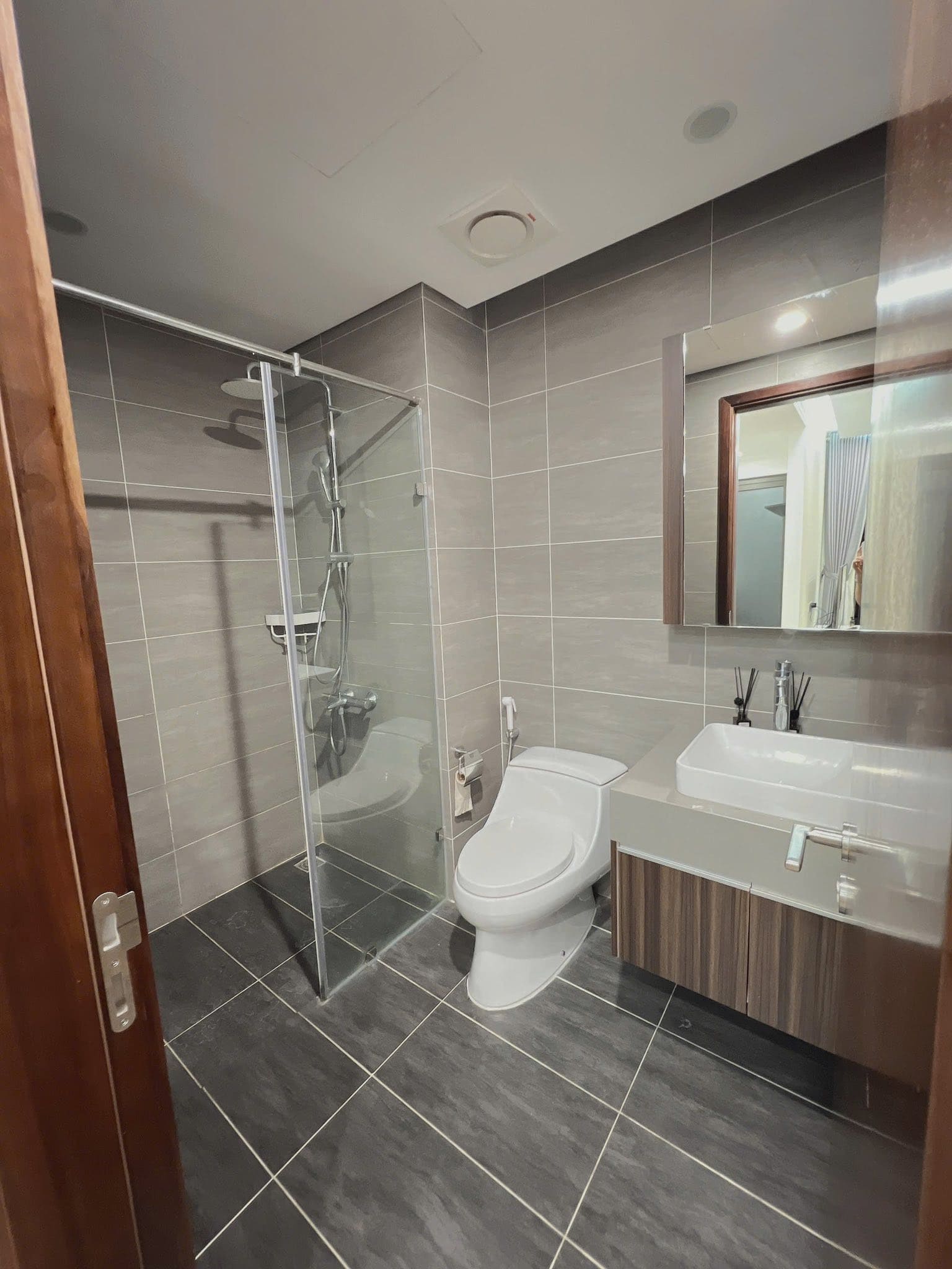 Thiết bị vệ sinh Caesar tại biệt thự ven hồ Tây, khu Quảng An, Nhật Tân.