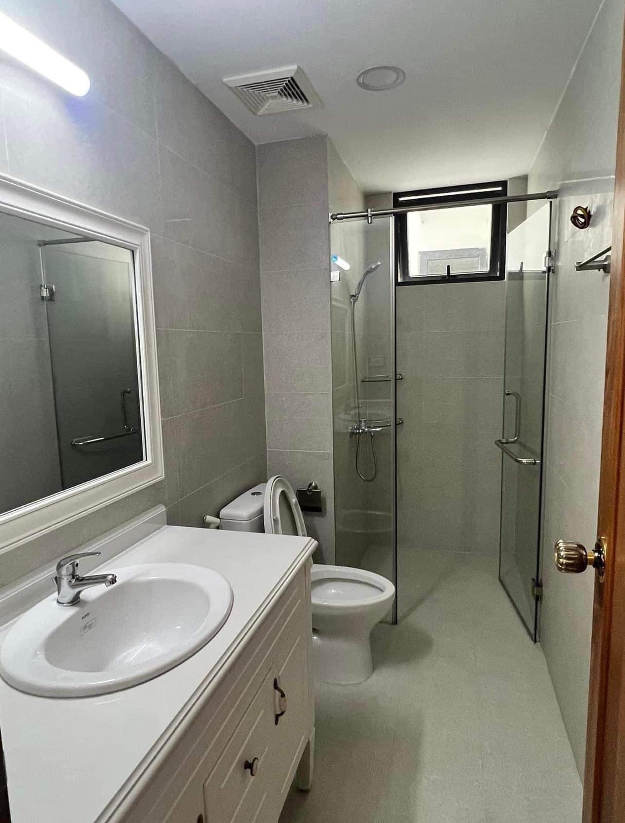 Thiết bị vệ sinh Caesar tại hộ nhà dân khuThụy Khuê, Tứ Liên.